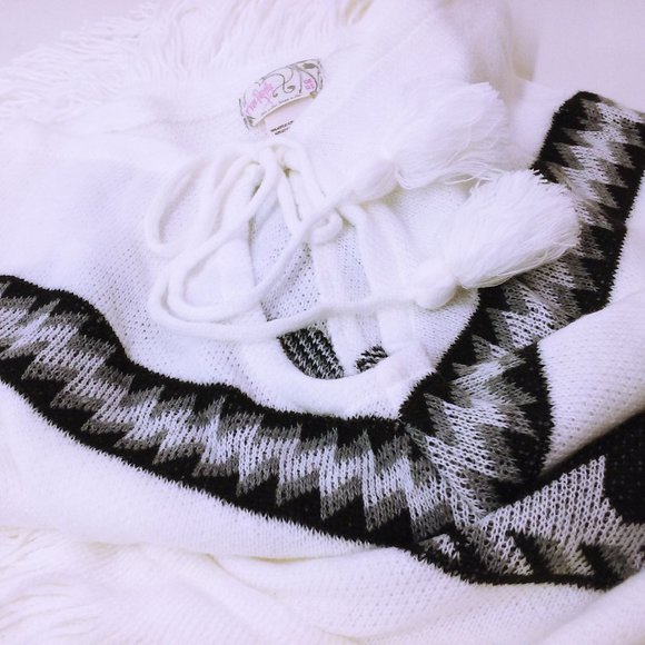 Free PeopleX Knitwear Poncho One Size Fringe Tassels Aztec Geometric White Black - Picture 8 of 11